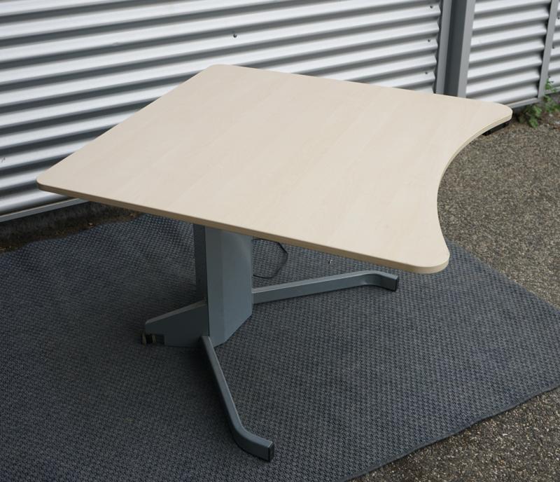 Conset skrivebord med hæve-sænkefunktion set fra siden – kompakt model med hjul